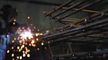 Kaynak işi. Kaynakçı Kaynak parçası metal inşaat.