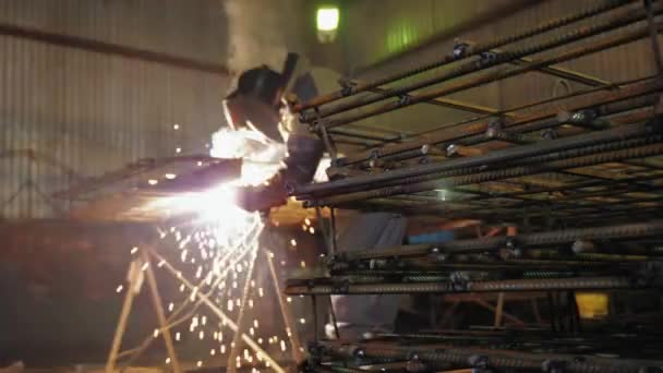Trabajos de soldadura. Soldador suelda parte a la construcción de metal . — Vídeos de Stock