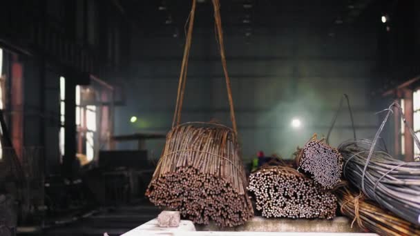 Pacote de barras de aço levantadas com guindaste de fábrica — Vídeo de Stock