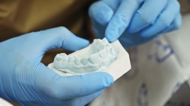 Bir ortodontist elinde mandibula alçı modeli