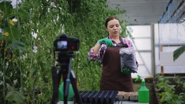 Female blogger is recording video about gardening for her vlog — Stock Video