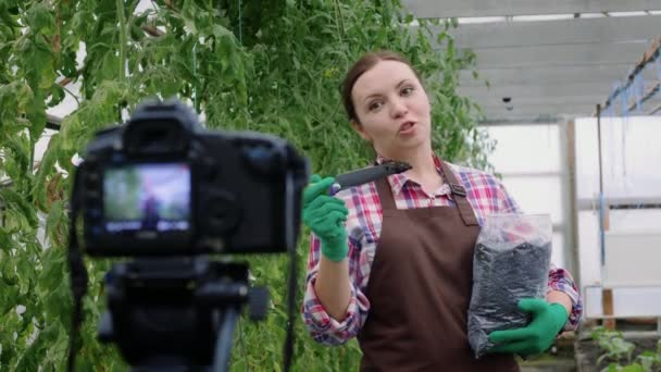 La blogger está grabando un video sobre jardinería para su vlog — Vídeo de stock