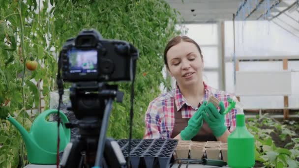 Chica activa blogger está grabando video sobre jardinería para su vlog — Vídeo de stock