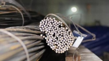 Bir pakette bulunan çelik çubuklar. Metal armatür çubuklar.