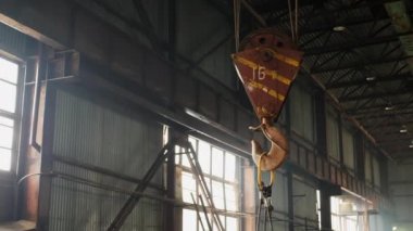 Bir bitki sallanan içinde ağır paslı kanca