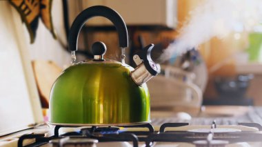 Bir gaz ocakta kaynayan su ısıtıcısı