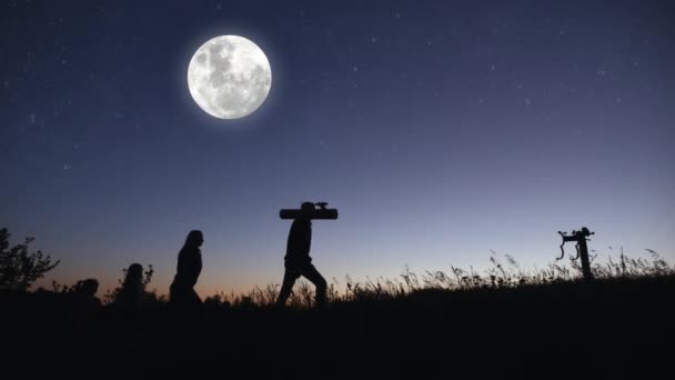Silhueta de uma família feliz vai olhar através de um telescópio — Vídeo de Stock