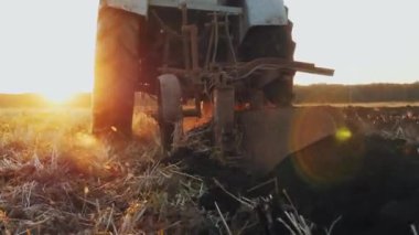 Eski gri traktörün arka görünümü bir Harrow ile