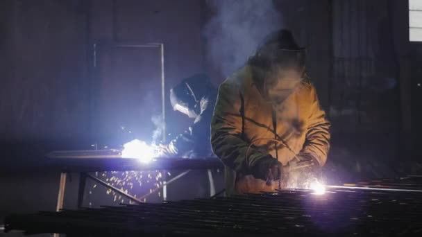 Trabajadores con máscara protectora de soldadura de metal — Vídeo de stock