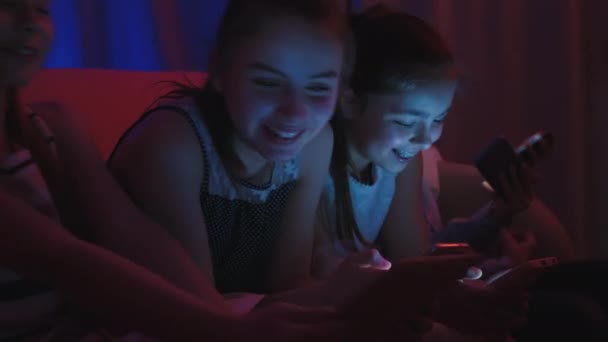 Groep kinderen meeslepen met smartphones — Stockvideo