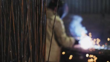 Kaynak bulanık bir arka plan üzerinde metal çubuklar