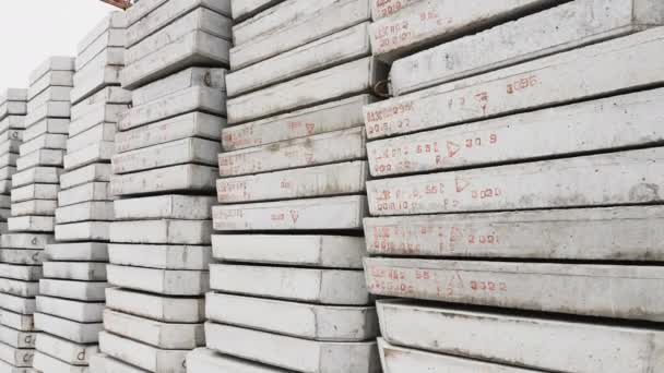 Gewapend beton platen op elkaar gestapeld — Stockvideo