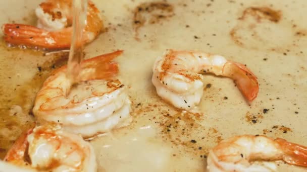 Креветки готовят на сковородке — стоковое видео