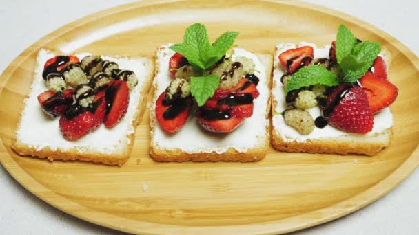 Tre smörgåsar med jordgubbar, färskost — Stockvideo