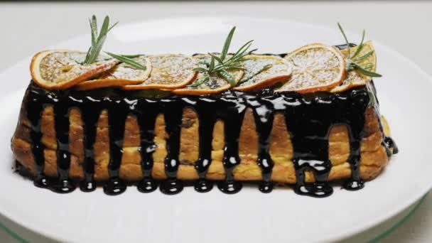 Cheesecake dekorerad med torkade citron skivor roterar — Stockvideo