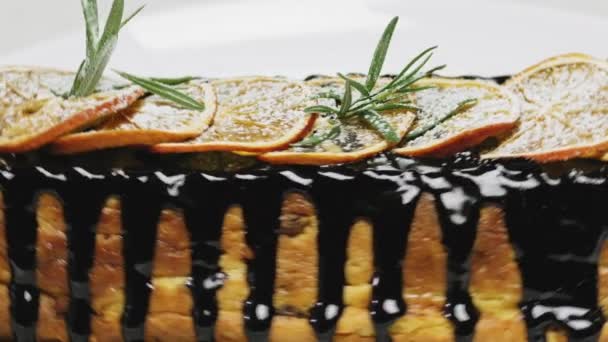 Cheesecake dekorerad med torkade citron skivor roterar — Stockvideo