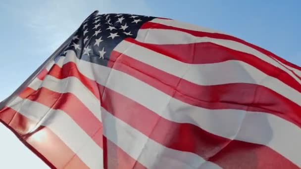 La bandera de los Estados Unidos ondeando al viento — Vídeo de stock