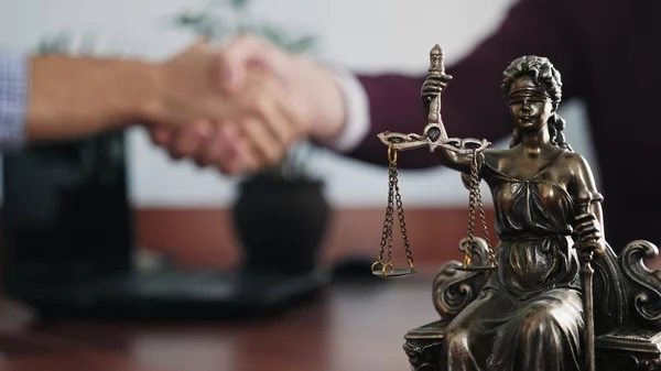 Bayan Adalet tablo yakın çekim üzerinde heykelciği