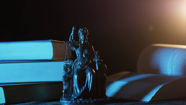 Статуя справедливости - Статуэтка, свет и книги
