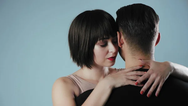 Stüdyo arka plan üzerinde poz seksi genç çift
