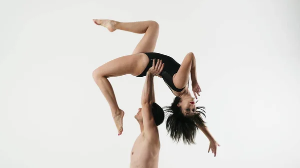 Treinamento de dança, um homem levantou uma menina em seus braços segurando sua cintura — Fotografia de Stock