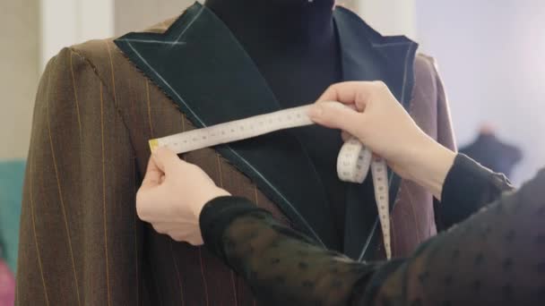 Medidas a medida con cinta métrica en un maniquí — Vídeo de stock