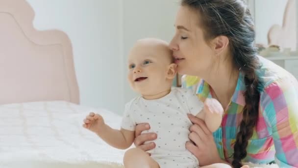 Mamma e bambino ragazzo giocare in camera da letto — Video Stock