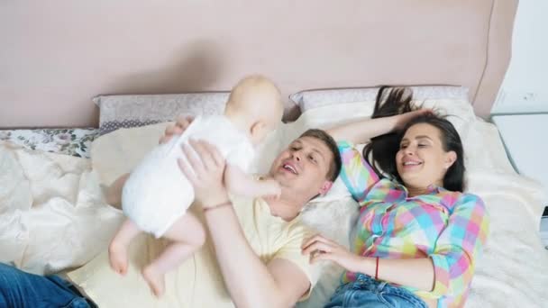 Сім'я з дитиною вранці — стокове відео