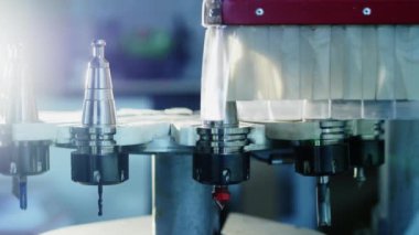 Modern Cnc işleme merkezinde frezeleme başlıklarının otomatik değişimi