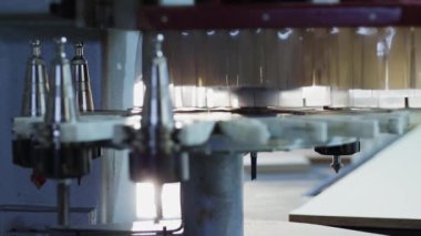 Modern Cnc işleme merkezinde frezeleme başlıklarının otomatik değişimi