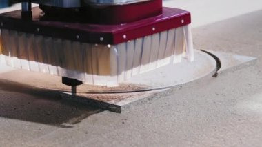 Cnc makinesinde ahşap parçaların yakın çekim frezeleme