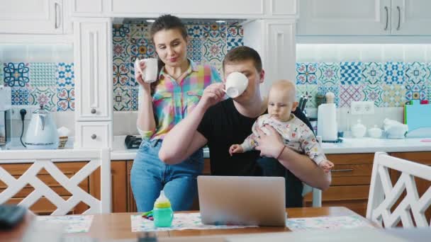 Familia feliz en la cocina por la mañana — Vídeos de Stock