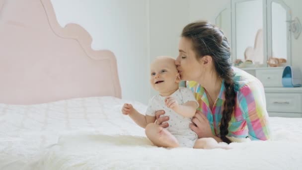 妈妈和男婴早上在卧室里玩耍 — 图库视频影像