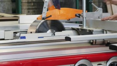 Marangoz adam iş, dairesel testere makinesi ile fiberboard kesti