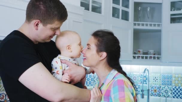 Padre, madre y bebé recién nacido en el interior de la cocina blanca — Vídeos de Stock