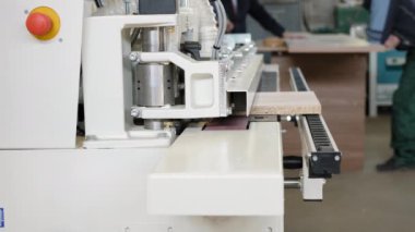 Fabrikada tek taraflı otomatik kenar bander