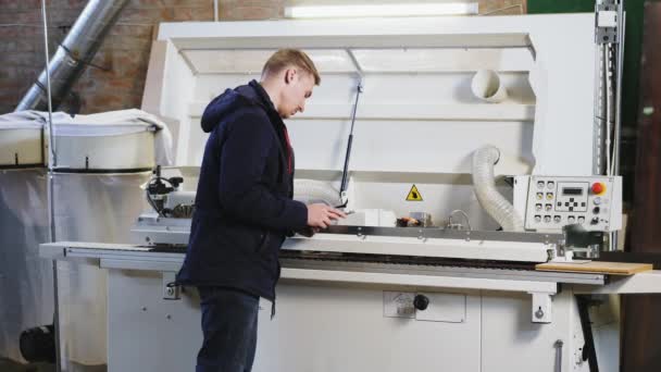 Ingénieur mettant en place une machine automatique de ponceuse de bord 
