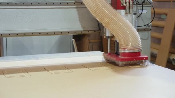 Moderna máquina de carpintería con CNC. Producción de muebles — Vídeos de Stock