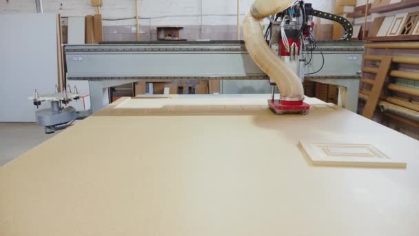 Moderne Holzbearbeitungsmaschine mit CNC. Möbelproduktion — Stockvideo