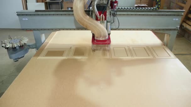 Moderna macchina per la lavorazione del legno con CNC in azione — Video Stock