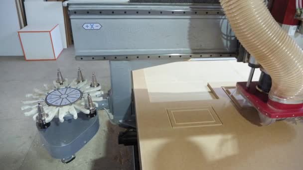 Nowoczesna maszyna do obróbki drewna z CNC w akcji — Wideo stockowe