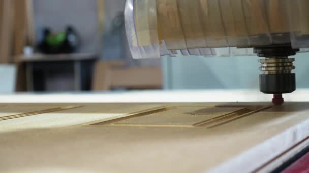 Frezowanie drewna na maszynie z zbliżeniem CNC — Wideo stockowe