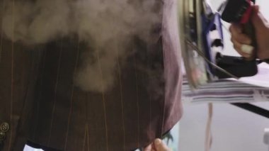 Manken üzerinde erkek ceket ütüleme süreci