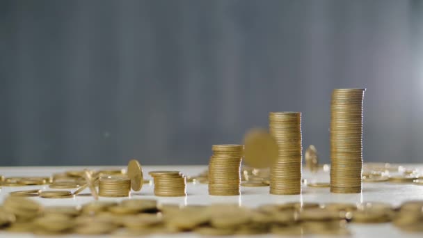 Монеты падают на стол в замедленной съемке — стоковое видео