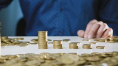 Bir adam sikke bir sütun taşır