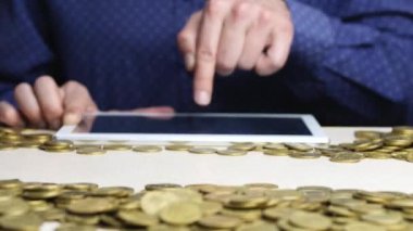 Yükselen sikke sütunları. Dijital tabletüzerinde adam çalışması