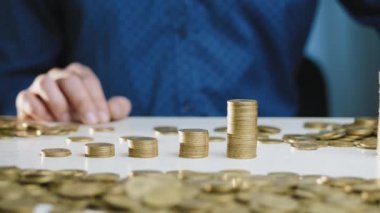 Bir adam sikke bir sütun taşır