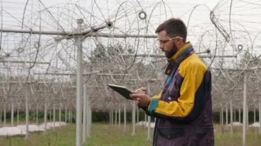 Operatör iletişim ekipmanlarını izler. Dizi güneş radyo teleskopu