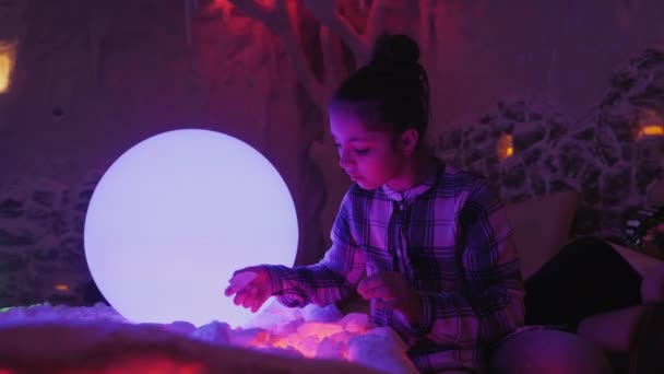 Chica adolescente en la sala de sal. Haloterapia — Vídeos de Stock