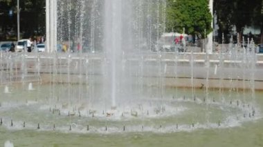 Şehirde Çeşme, yavaş çekim